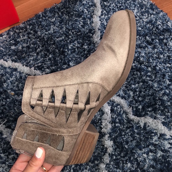 Carlos Santana Bayley Booties - Picture 11 of 16